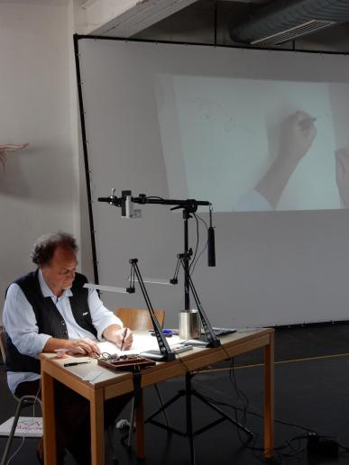 Zu improvisierter Musik lässt der virtuose Zeichner Richard Schleich mit Stift und Pinsel in kürzester Zeit eindrucksvolle, Kompositionen auf dem Papier entstehen.