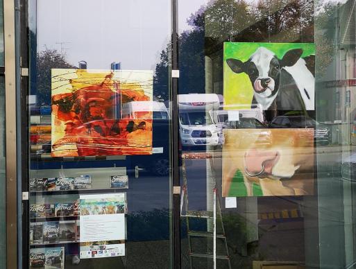 Schaufenster-Werbung in den Geschäften von Utting am Ammersee